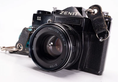 HELIOS 44M-4 58/2 M42 MOUNT LENS, FREE ZENIT 11 CAMERA & STRAP.  SHUTTER FIRING. - Image 1 of 4