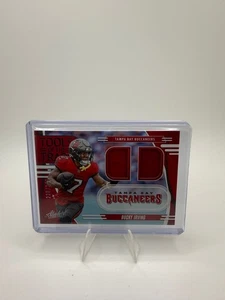 Patch Maglia 2025 Panini Absolute Bucky Irving /249 Strumenti del Mestiere Bucs - Foto 1 di 2