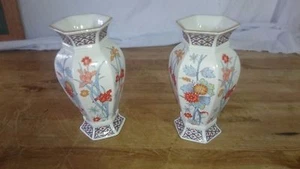 Par de jarrones Royal Winton Staffordshire de 7 pulgadas de alto - Imagen 1 de 8
