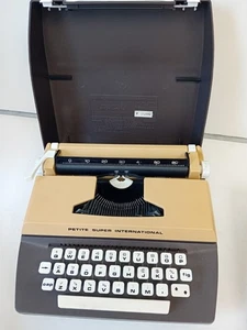 Vintage Typewriter 1976 Byron Jardine Petite Super International w/ Carry Case - Picture 1 of 4