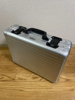 Maletín RIMOWA Aluminio Adjunto 22L Plateado Foto 1 de 4