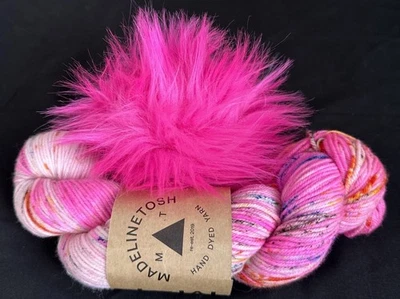 Juego de sombreros MadelineTosh vintage 100 % SW Merino, vudú y piel sintética PomPompón, 200 yardas Foto 1 de 4