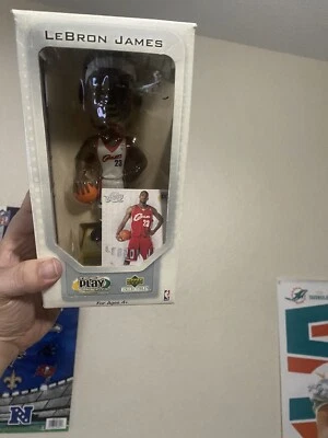 UPPER DECK 2003 EDIÇÃO LIMITADA LEBRON JAMES BOBBLEHEAD & CARD IOB - Imagem 1 de 4