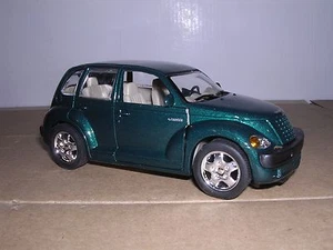 Saico #5019 2001 Chrysler PT Cruiser "grün" aufgebaut 1/34 - Bild 1 von 1