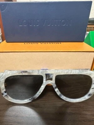 GAFAS DE SOL LOUIS VUITTON PARA HOMBRE SELBY LENTE ESPEJO Z1248E 8CY GRIS MÁRMOL Foto 1 de 4