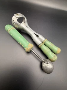 Vintage vor dem Zweiten Weltkrieg grün Holzgriff Küchenwerkzeug Lot 2 Utensilien Entsafter Melone - Bild 1 von 4