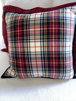 Travesseiro de penas Ralph Lauren xadrez tartan com acabamento de veludo preto 20 quadrados - Imagem 1 de 4