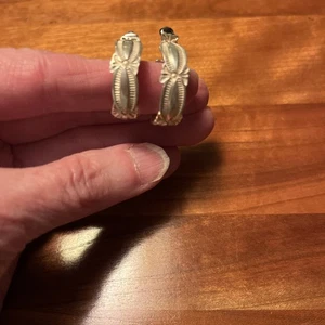 "Pendientes de aro grabados de plata de ley de 7/8"" | 7,1 gms" - Imagen 1 de 5