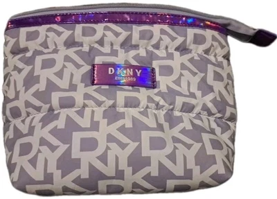 👝 Bolsa de cosméticos DKNY®️ Signature Puffer Stand 👝 Foto 1 de 4