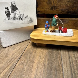 Figura soplador de nieve Dept 56 Snow Village “Let It Snow, Let It Snow” #54923 - Imagen 1 de 12