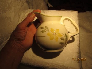 Hull Pottery Yellow Daisey 16 oz Water Pitcher Model 29 Made in USA - Imagen 1 de 6