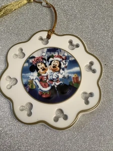 Walt Disney World Mickey & Minnie Mouse 2009 festoneado adorno de Navidad - Imagen 1 de 4
