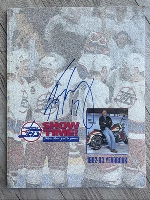 Anuario Winnipeg Jets 1992-93 (SC) FIRMADO por ocho jugadores de hockey de la NHL Foto 1 de 4