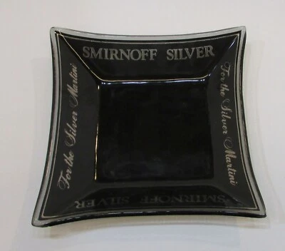 Cenicero vintage de vidrio ahumado pintado negro con vodka Martini plateado Smirnoff de los años 70 Foto 1 de 2