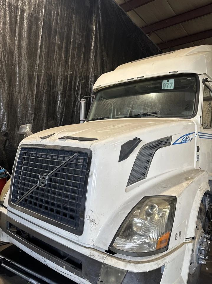 Capó Volvo VNL 2004-2017 Foto 1 de 2