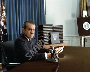 Impresión fotográfica del presidente Richard Nixon pasando por Watergate 8x10 65 - Imagen 1 de 2