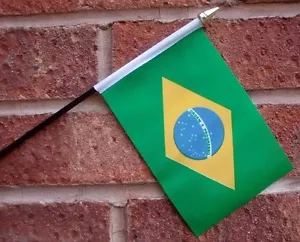 BANDERA ONDULANTE A MANO BRASIL PEQUEÑA 6" X 4" CON POSTE NEGRO BRASILEÑA Sudamérica - Imagen 1 de 1