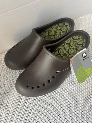 NUEVO CON ETIQUETAS Crocs Mujer Zueco Zapatos Marrón Cómodo Punta Redonda Deslizables Sin Cordones Talla 10 Foto 1 de 4