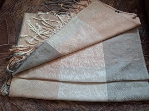 Wunderschöner, dezenter  Schal für Damen mit Geschmack zeitlos anschmiegsam  - Bild 1 von 7