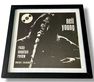 "Foto foto enmarcada de colección de Neil Young 13"" Rocky Mountain Review Boulder CO rara" - Imagen 1 de 6