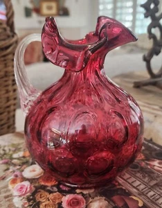 Brocca vintage in vetro ottico a punti mirtillo rosso Fenton, 7", ottima! - Foto 1 di 8