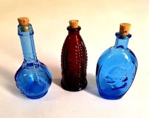 Antike farbige Mini Glas Apotheker Flaschen rechteckige Form mit Korkenstopfen - Bild 1 von 12