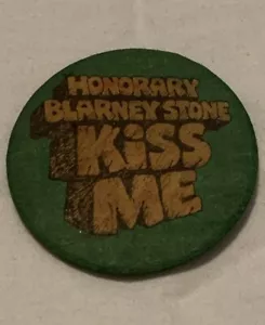 Vintage Honorary Blarney Stone Kiss Me Fabric Hallmark Cards Button Pin - Bild 1 von 3