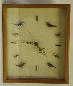 Holzrahmen Handarbeit Vogeluhr batteriebetrieben geschnitzt Bräute 4 Zahlen 21010 - Bild 1 von 3