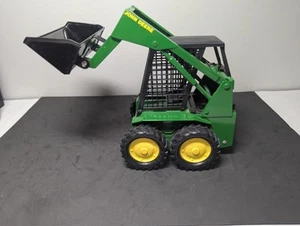 John Deere 1/16 Diecast Skid Steer Loader ERTL 569-7611 - Picture 1 of 8