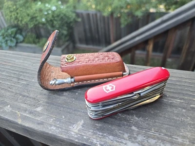 Navaja Suiza Victorinox con Estuche de Cuero y Afilador Oficial Suisse 14 Hojas Foto 1 de 4