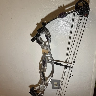 Hoyt Podium X Elite Right Handed 50 Pound Silver With GTX Number One Cams - Image 1 of 4