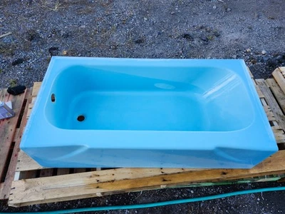 1968 Vintage Blue 3x5 Bathtub in Great Condition(Perfect for restoration) - Image 1 of 2