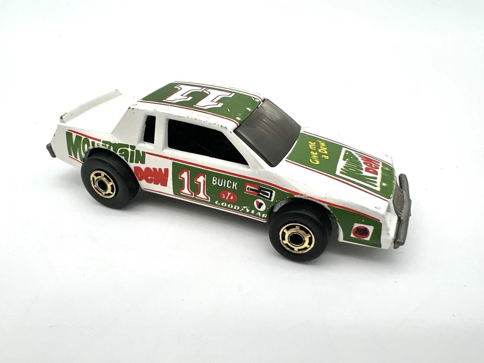 Coche diecast Mattel 1982 vintage Hot Wheels Mountain Dew Racing Stocker #11 Foto 1 de 4