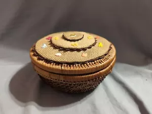 Vintage Wicker Sewing Basket w/ Lid, Animal Decorations On Top- 7.25"D PRE-OWNED - Picture 1 of 16
