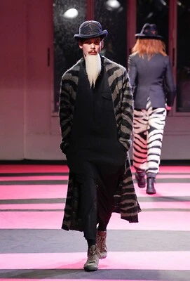 Abrigo de pasarela yohji yamamoto pour homme AW2013 Foto 1 de 4