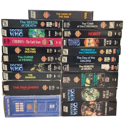 Doctor Who VHS Lot 25 Tapes Peter Davison, Jon Pertwee, Tom Baker, Colin Baker Foto 1 de 4