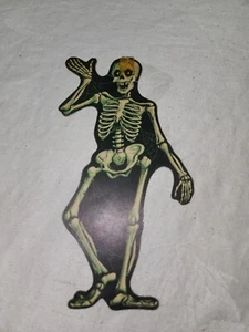 Esqueleto ondulante Dennison vintage con telarañas troquelado de Halloween - Imagen 1 de 3