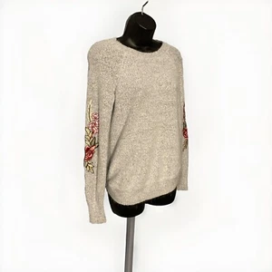 Cloud Chaser Pullover klein flauschig grau Rundhals rosa Blumenstickerei an den Armen - Bild 1 von 7