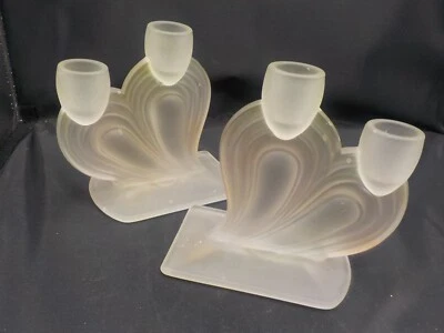 Antiguo par de candelabros dobles de vidrio prensado satinado esmerilado Foto 1 de 4