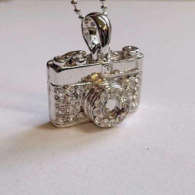 Collar de cadena de cámara de 35 mm con diamantes de imitación de plata con corazones nuevo sin etiquetas Foto 1 de 4