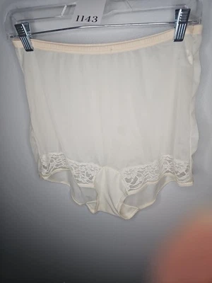 Винтажные нейлоновые бежевые трусики Vanity Fair Tricot кружевные детали размер 7 - Изображение 1 из 4