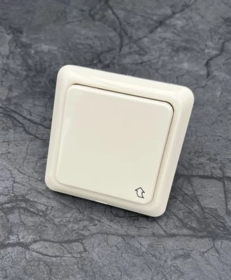 Berker Modul 2 Steckdose mit Klappdeckel IP 44 erh. Ber. Sch. cremeweiß glänzend - Bild 1 von 4