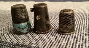 Antico lotto di 3 ditali vintage in argento sterling ~ 15,9 G - Foto 1 di 7