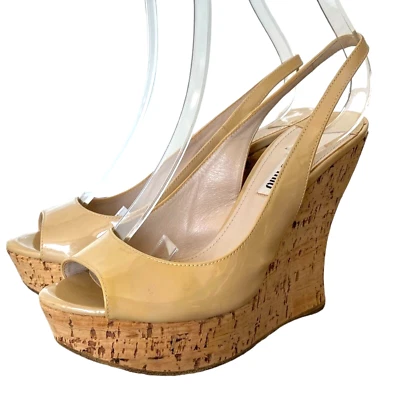 Sandalias de cuña MIU MIU beige charol punta abierta con cordones de corcho, talla 38 Foto 1 de 4