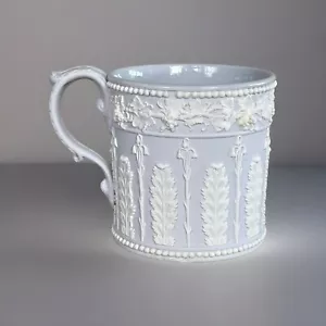 Rara tazza Wedgwood diaspro, acanto e campanile, bianco su lilla, inizio XIX secolo - Foto 1 di 14