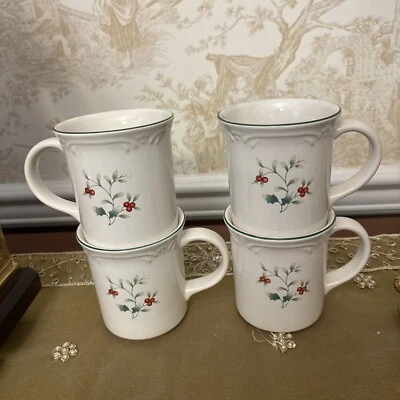 Conjunto de 4 canecas de café Pfaltzgraff Winterberry 4" Holly CHINA - Imagem 1 de 4