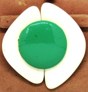 PIN redondo nuevo 1981 vintage blanco y verde 2,5" x 2,25" plástico $13. Venta al por menor - Imagen 1 de 2
