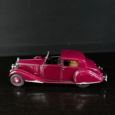 Danbury Mint 1938 Rolls-Royce Phantom III 1:24 Model Diecast Car Garnet Red - Image 1 of 4