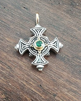 Colgante Cruz Konstantino con Piedras Preciosas Verdes Oro 18kt y Plata de Ley Foto 1 de 4