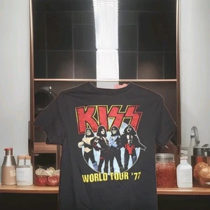 KISS 1977 WORLD TOUR REPRINT WOMANS LOGO TSHIRT SIZE SMALL - Picture 1 of 2